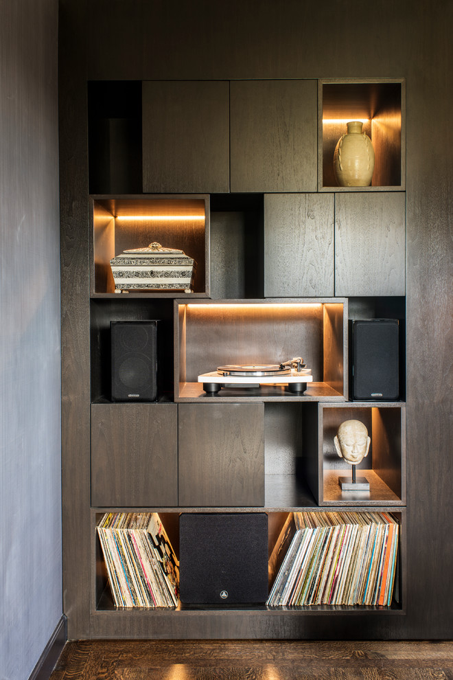 Idée de décoration pour un petit bureau design avec un mur gris, un sol en bois brun, un bureau indépendant et un sol marron.