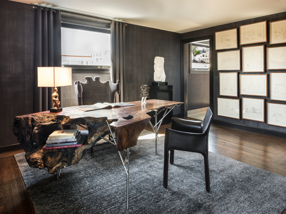 Modelo de despacho actual pequeño con paredes grises, suelo de madera en tonos medios, escritorio independiente y suelo marrón