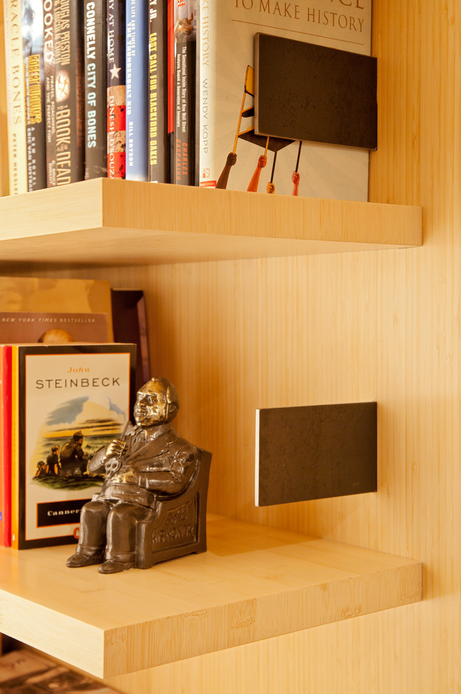 Cette image montre un bureau minimaliste de taille moyenne avec un mur beige, moquette, aucune cheminée et un bureau intégré.