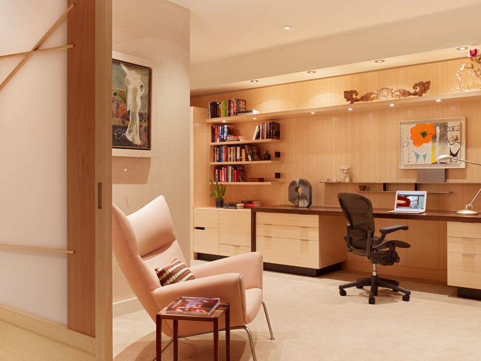 Esempio di un ufficio minimalista di medie dimensioni con pareti beige, moquette, nessun camino e scrivania incassata