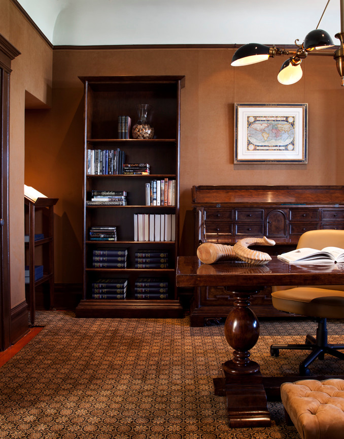 Exemple d'un grand bureau chic avec un mur marron, moquette et un bureau indépendant.