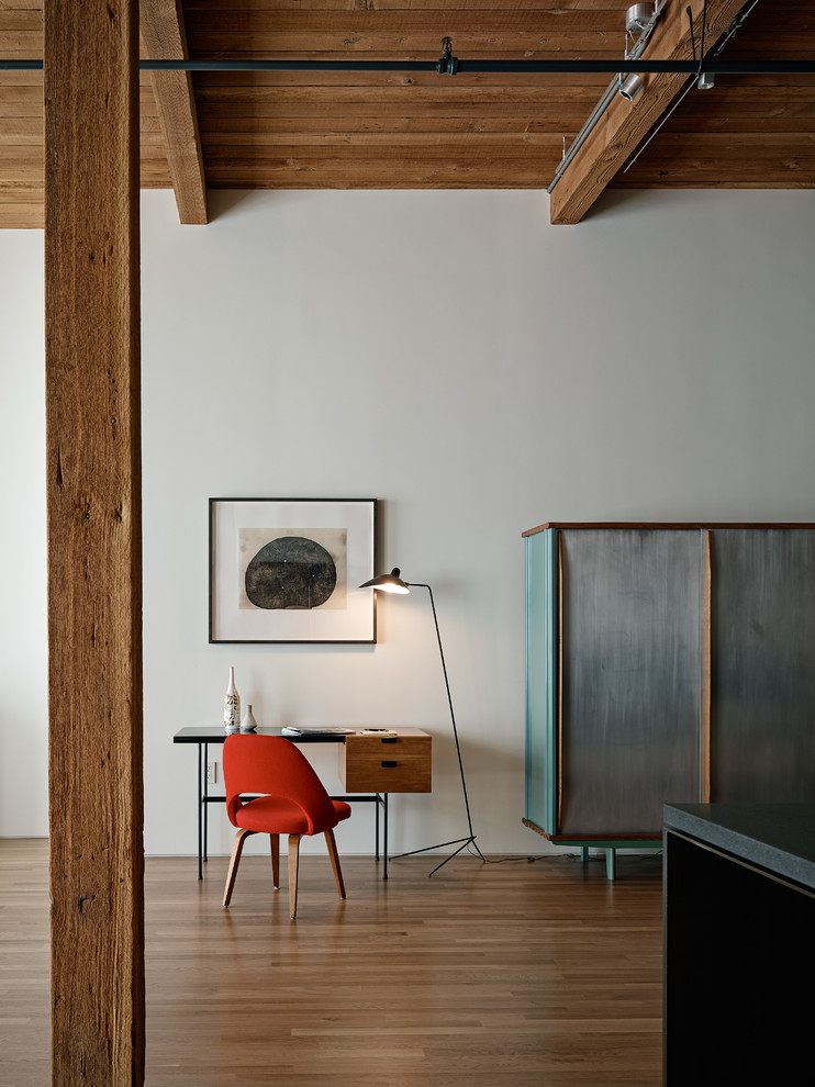 Industrial Arbeitszimmer mit weißer Wandfarbe, dunklem Holzboden und freistehendem Schreibtisch in San Francisco