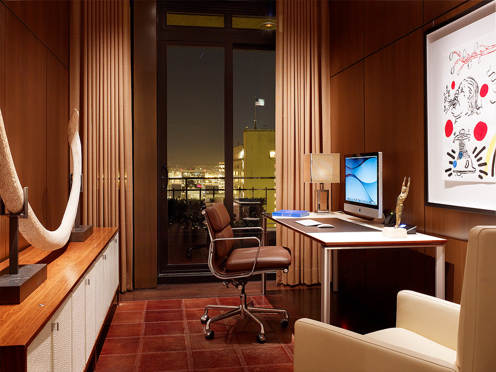 На фото: кабинет в современном стиле с отдельно стоящим рабочим столом