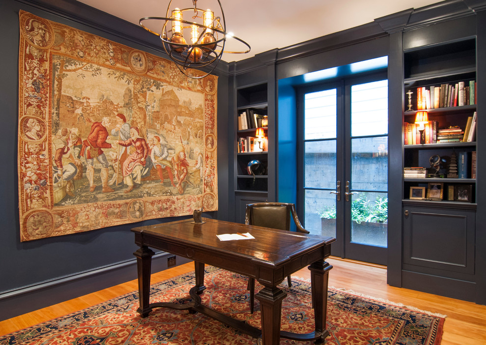 Esempio di un grande ufficio classico con pareti blu, parquet chiaro e scrivania autoportante