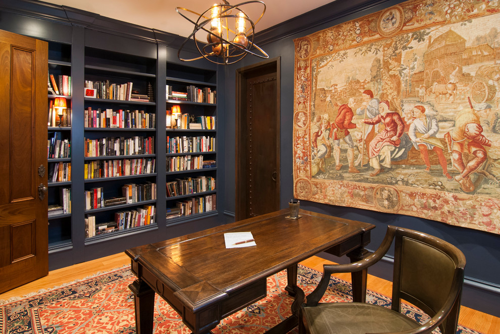 Esempio di un grande ufficio vittoriano con pareti blu, pavimento in legno massello medio e scrivania autoportante