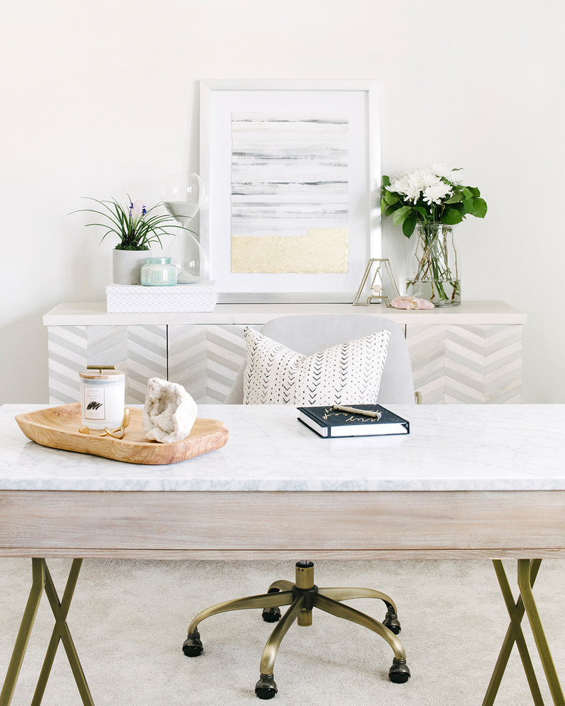 Kleines Modernes Arbeitszimmer mit Teppichboden, freistehendem Schreibtisch, weißer Wandfarbe und grauem Boden in Orange County