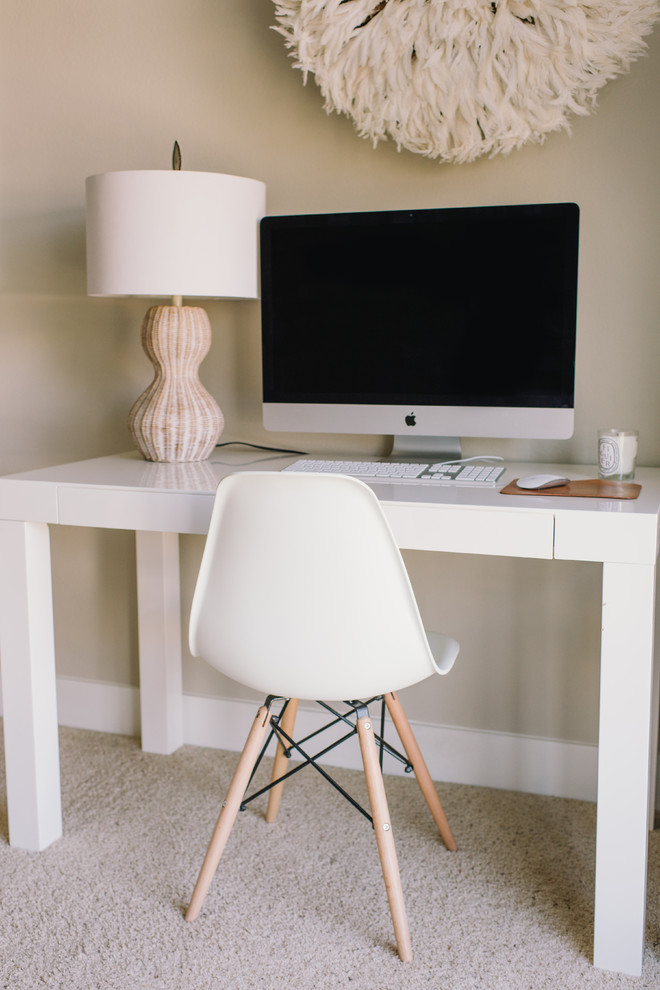 Kleines Stilmix Arbeitszimmer mit beiger Wandfarbe, Teppichboden und freistehendem Schreibtisch in Sonstige