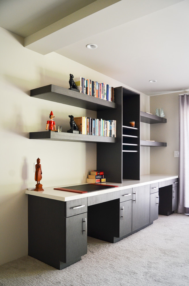 Mittelgroßes Modernes Arbeitszimmer ohne Kamin mit Arbeitsplatz, grauer Wandfarbe, Teppichboden und Einbau-Schreibtisch in Sonstige