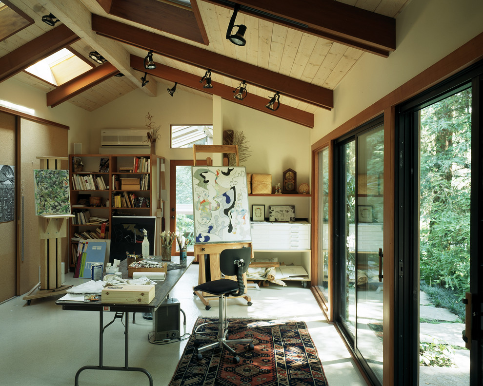 Foto på ett funkis hemmastudio, med beige väggar och ett fristående skrivbord