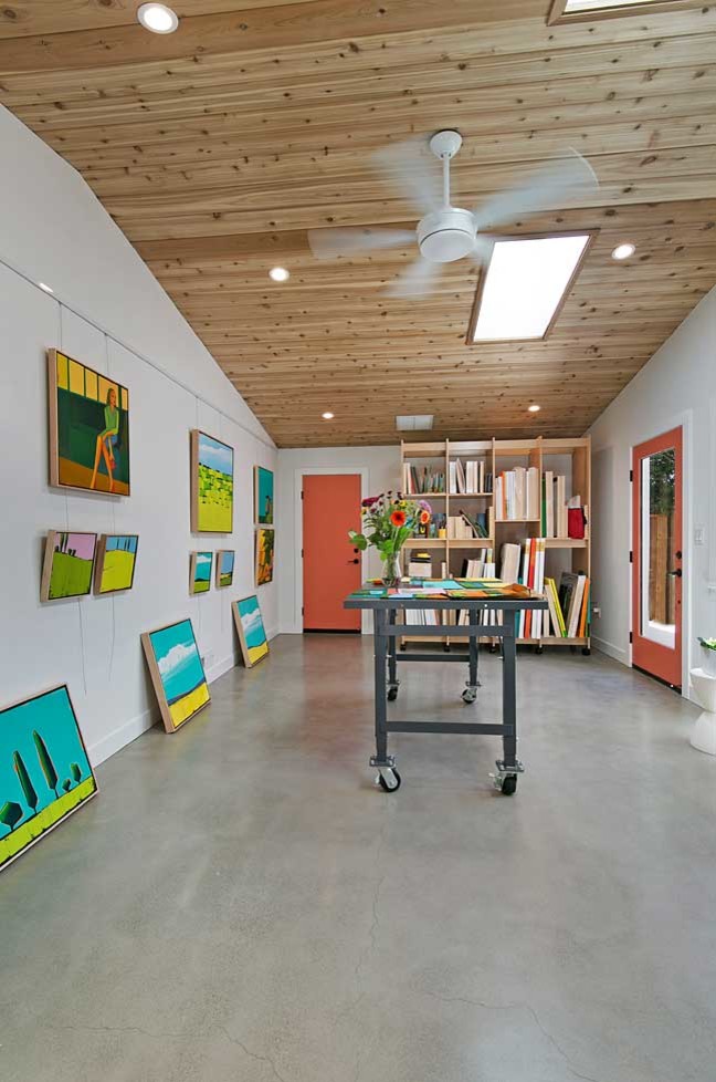 Inspiration för ett mellanstort minimalistiskt hemmastudio, med vita väggar, betonggolv och grått golv