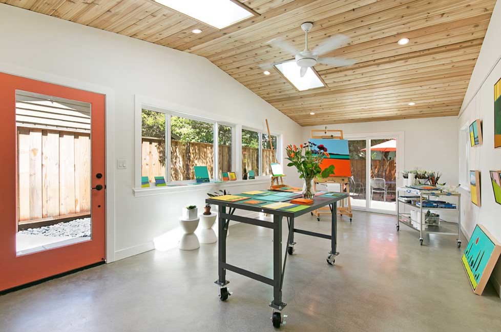 Mittelgroßes Skandinavisches Arbeitszimmer mit Studio, weißer Wandfarbe, Betonboden und grauem Boden in San Francisco