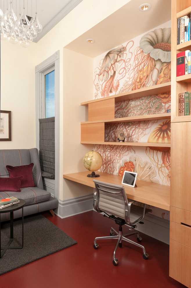 サンフランシスコにある小さなエクレクティックスタイルのおしゃれな書斎 (マルチカラーの壁、リノリウムの床、造り付け机) の写真