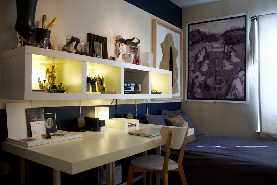 Cette photo montre un petit bureau éclectique avec un bureau indépendant, un mur blanc et un sol en bois brun.