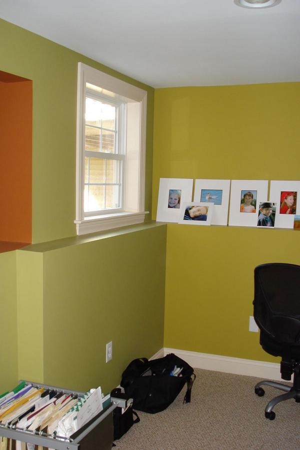 Minimalist home office photo in Huntington
