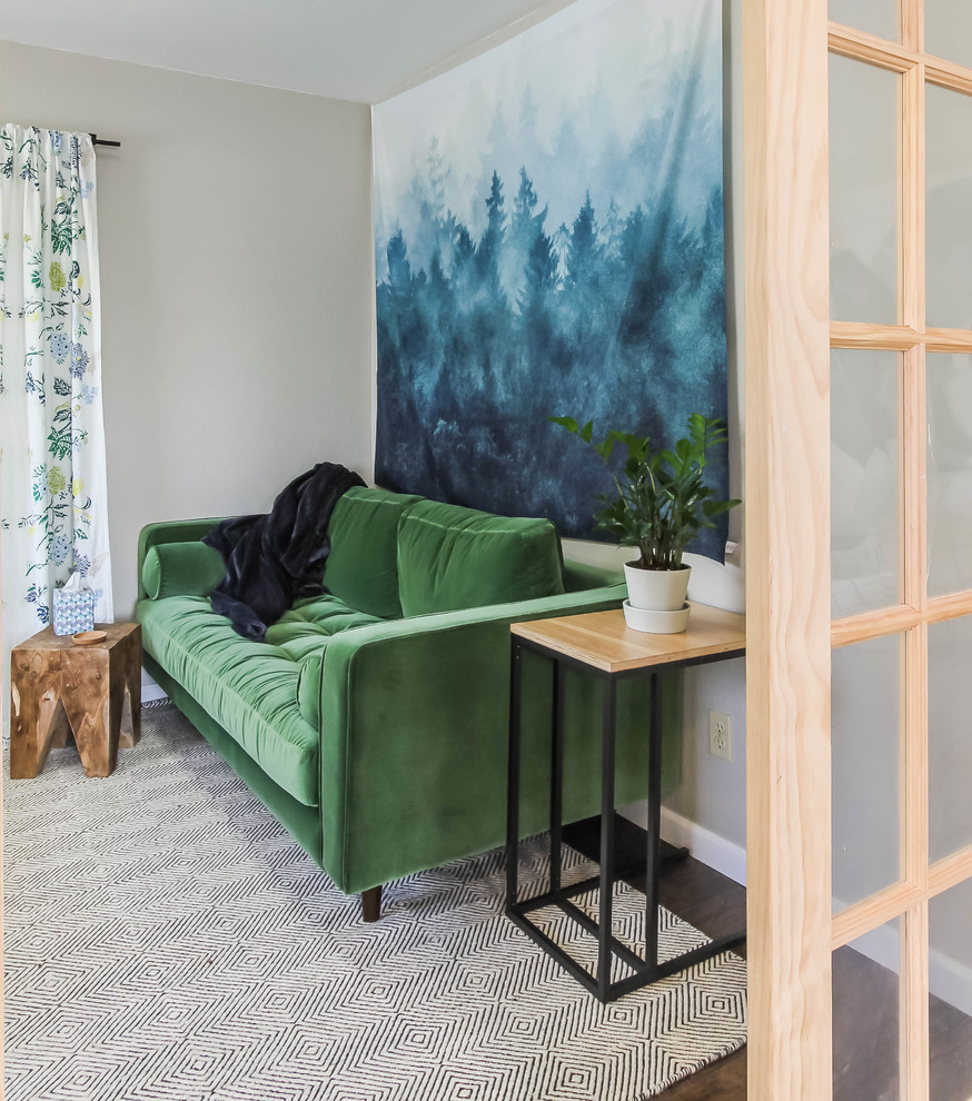 Immagine di un piccolo studio minimalista con pareti grigie, pavimento in legno massello medio, scrivania autoportante e pavimento marrone