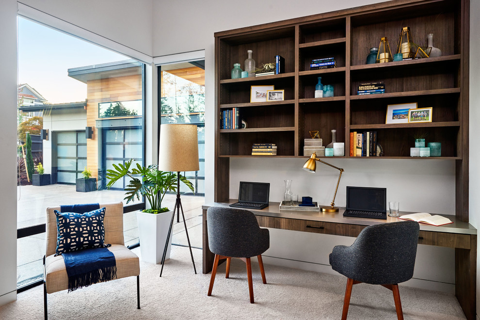 Modernes Arbeitszimmer mit Arbeitsplatz, grauer Wandfarbe, Teppichboden und Einbau-Schreibtisch in Portland