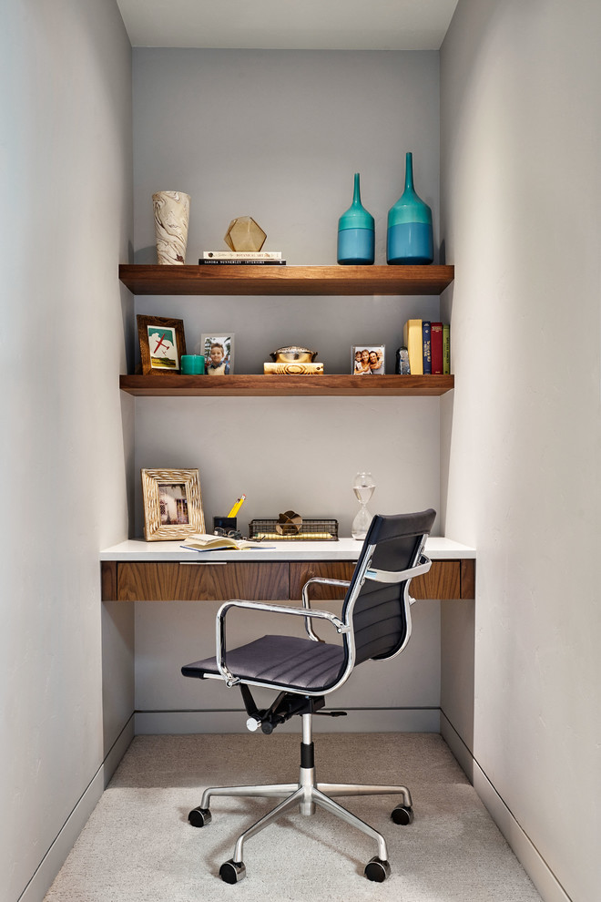 Cette photo montre un petit bureau tendance avec un mur gris, sol en béton ciré et un bureau intégré.