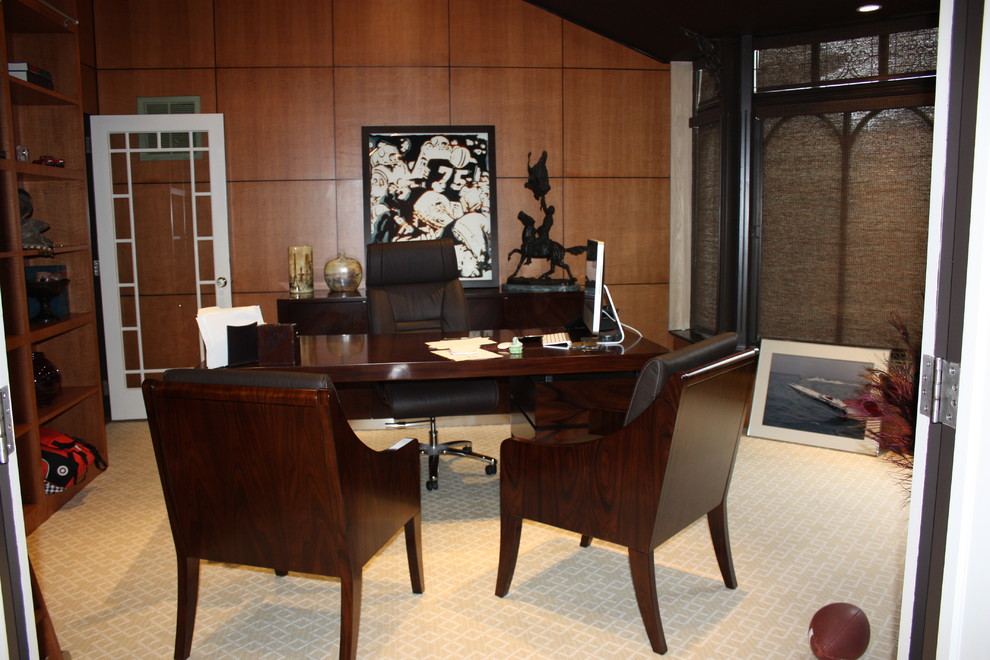Стильный дизайн: рабочее место в классическом стиле с коричневыми стенами, ковровым покрытием и отдельно стоящим рабочим столом - последний тренд