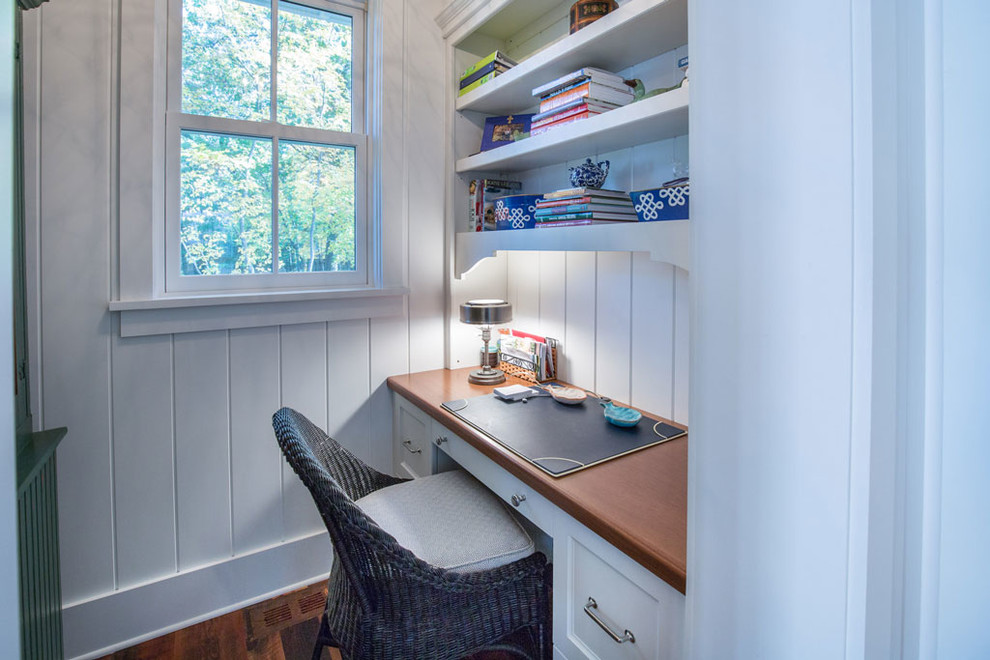 Idéer för små lantliga arbetsrum, med vita väggar, mellanmörkt trägolv och ett inbyggt skrivbord