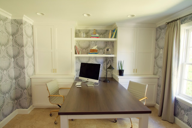 Foto de despacho clásico renovado de tamaño medio con escritorio empotrado