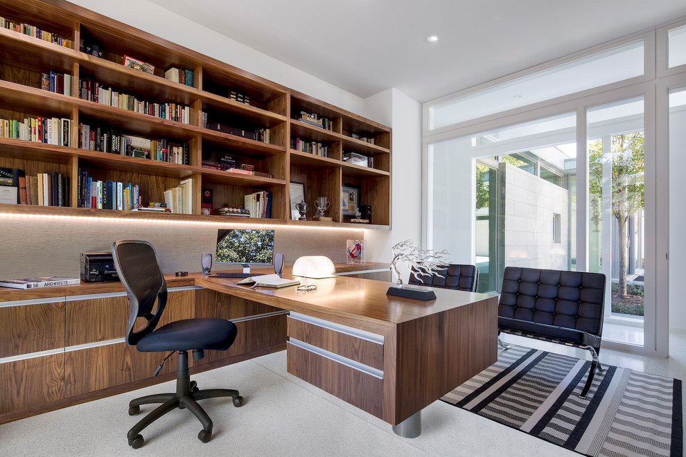 Idee per un ufficio moderno di medie dimensioni con pareti bianche, scrivania incassata e pavimento bianco