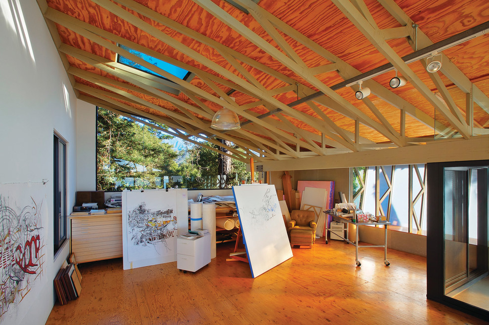 Großes Rustikales Arbeitszimmer mit Studio und Sperrholzboden in Los Angeles