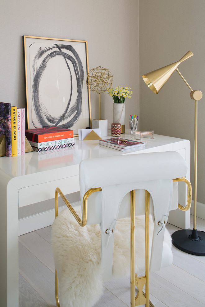 Exempel på ett litet modernt arbetsrum, med beige väggar, ljust trägolv och ett fristående skrivbord