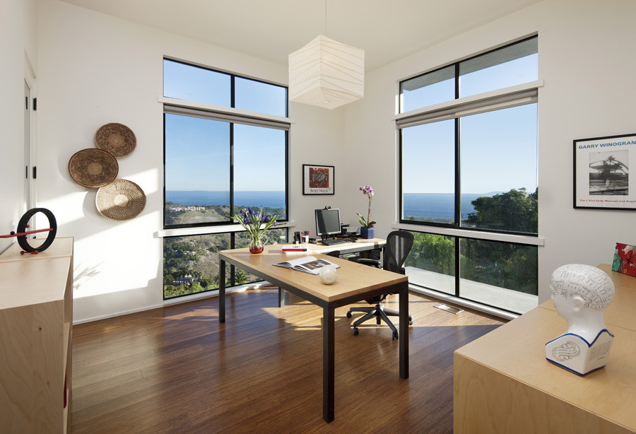 Modernes Arbeitszimmer in Santa Barbara