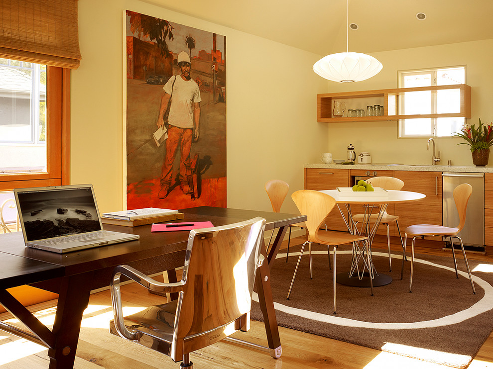 Cette photo montre un bureau chic avec un mur beige, un sol en bois brun et un bureau indépendant.