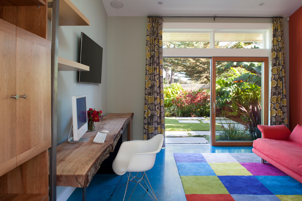 Идея дизайна: кабинет в современном стиле с серыми стенами, бетонным полом и синим полом