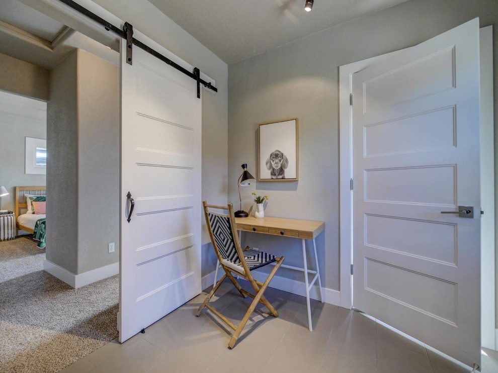 Kleines Mid-Century Arbeitszimmer ohne Kamin mit Arbeitsplatz, grauer Wandfarbe, Keramikboden, freistehendem Schreibtisch und grauem Boden in Sonstige