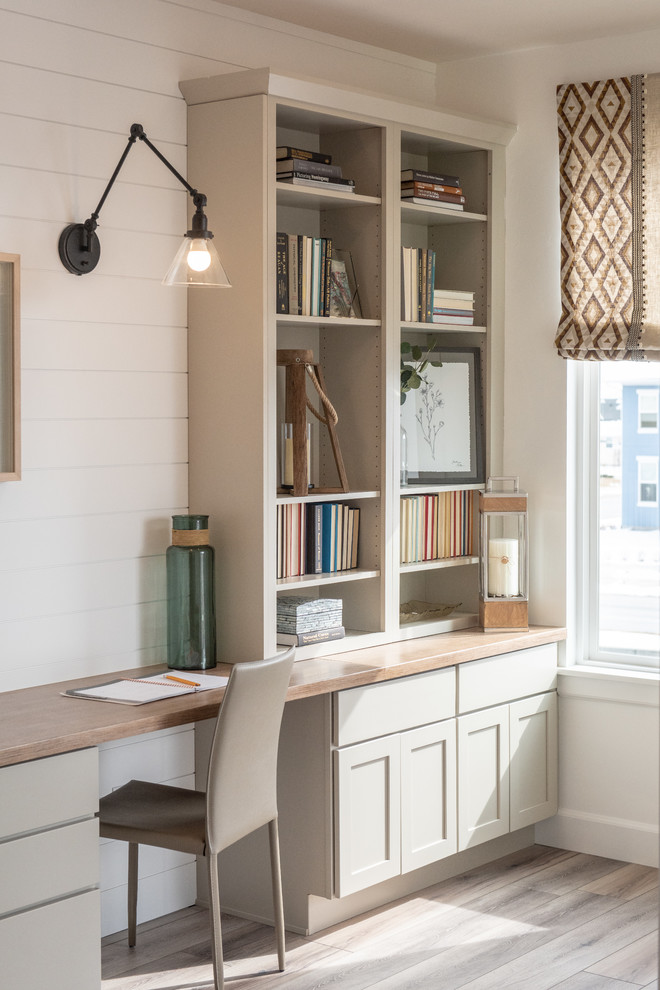 Cette photo montre un bureau chic de taille moyenne avec un mur blanc, un sol en vinyl, aucune cheminée, un bureau intégré et un sol gris.