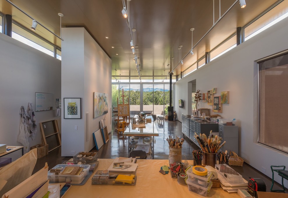 Großes Stilmix Arbeitszimmer mit Studio, weißer Wandfarbe und Betonboden in Albuquerque