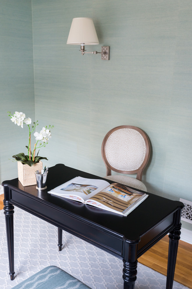 Diseño de despacho clásico renovado de tamaño medio sin chimenea con paredes azules, suelo de madera clara, escritorio independiente y suelo azul