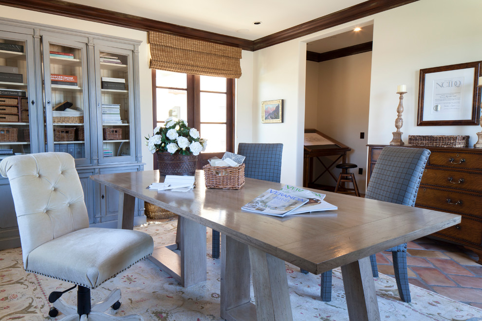 Ejemplo de despacho tradicional renovado con paredes blancas, suelo de baldosas de terracota y escritorio independiente