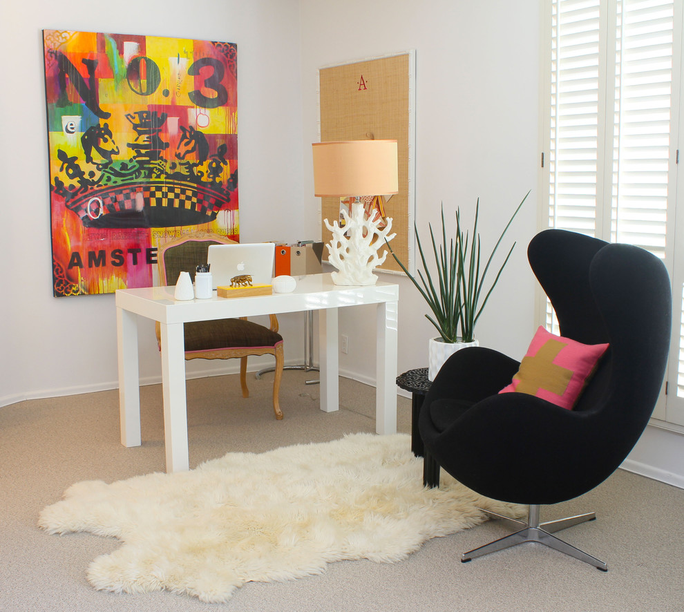 Источник вдохновения для домашнего уюта: кабинет в современном стиле с белыми стенами, ковровым покрытием и отдельно стоящим рабочим столом