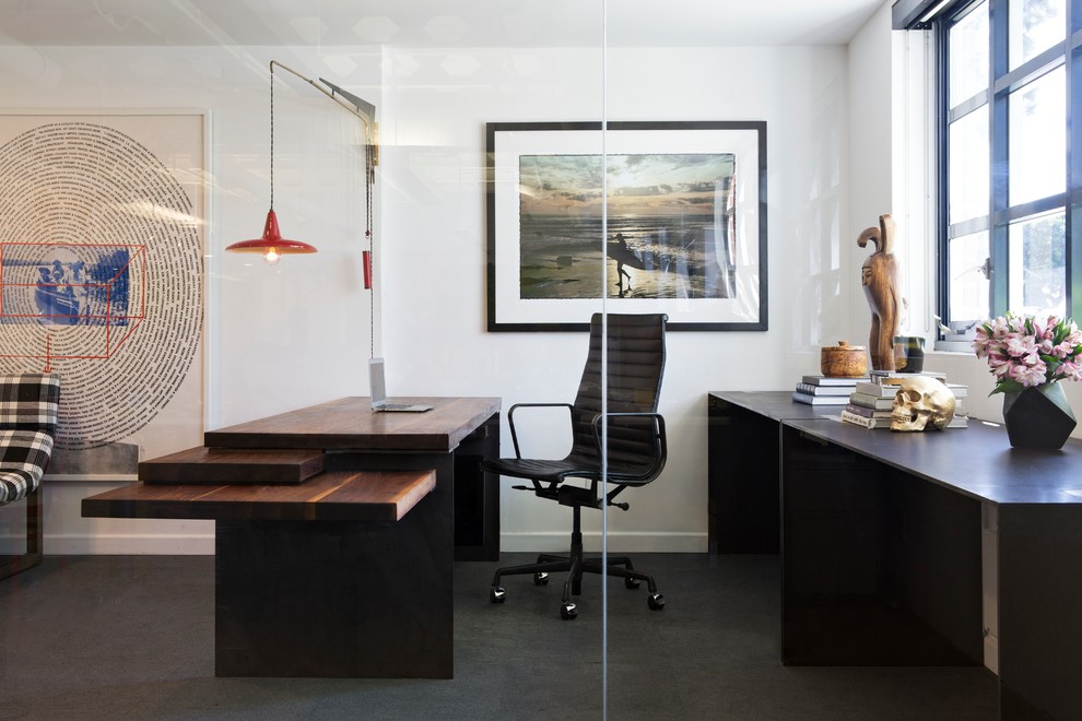 Aménagement d'un grand bureau moderne avec un mur blanc, aucune cheminée, un bureau indépendant et un sol gris.