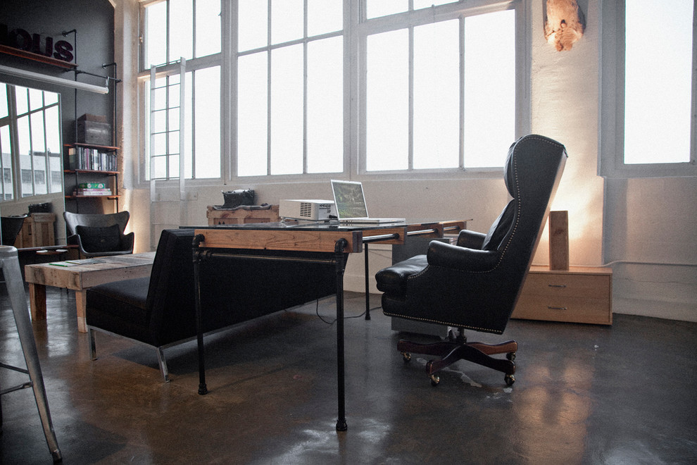 This is an example of an industrial home office in Los Angeles.
