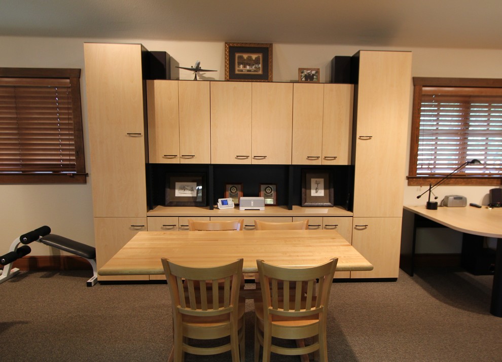 Exemple d'un grand bureau chic avec un mur beige, moquette, un bureau intégré et un sol beige.