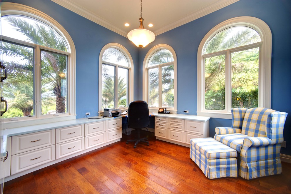 タンパにある中くらいなトラディショナルスタイルのおしゃれな書斎 (青い壁、濃色無垢フローリング、暖炉なし、造り付け机、赤い床) の写真