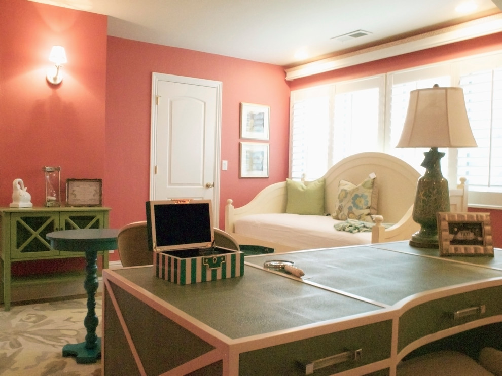 Inredning av ett klassiskt mellanstort hemmastudio, med rosa väggar, heltäckningsmatta och ett fristående skrivbord