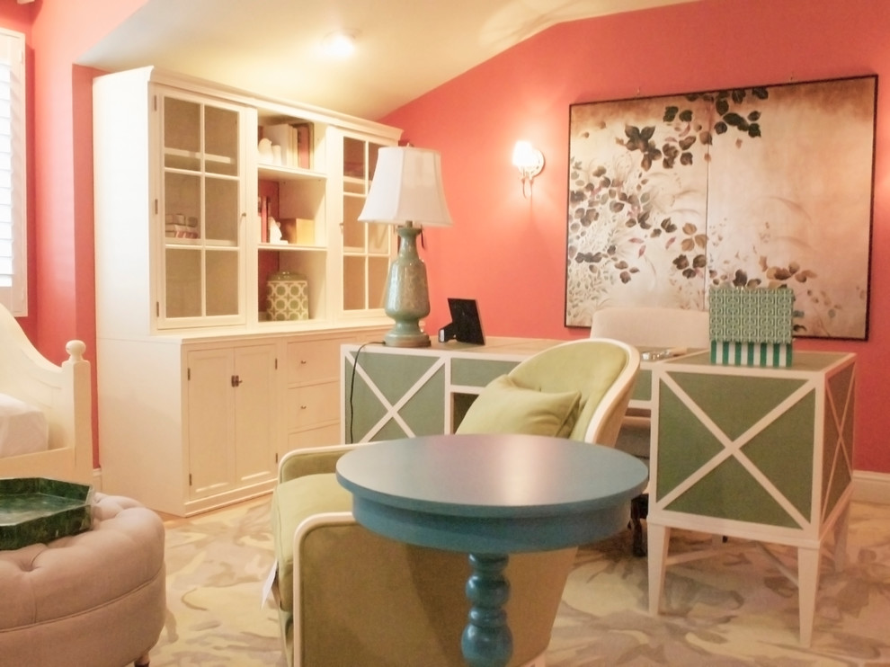Ispirazione per un atelier classico di medie dimensioni con pareti rosa, moquette e scrivania autoportante