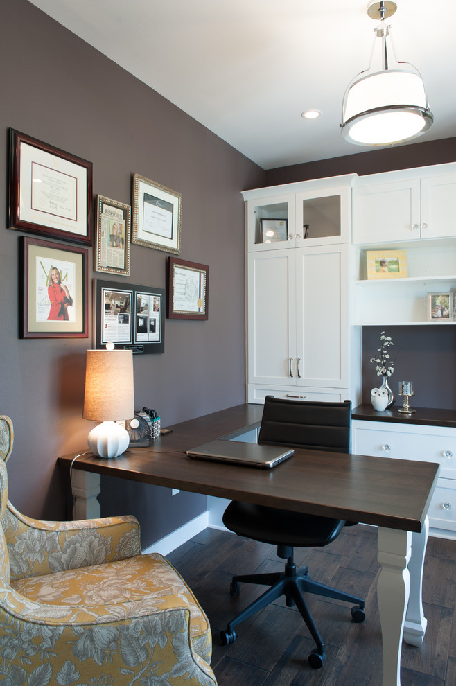 Cette photo montre un bureau tendance de taille moyenne avec un mur gris, parquet foncé et un bureau indépendant.
