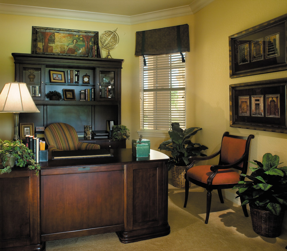 Imagen de despacho de estilo de casa de campo de tamaño medio sin chimenea con paredes beige, moqueta y escritorio independiente