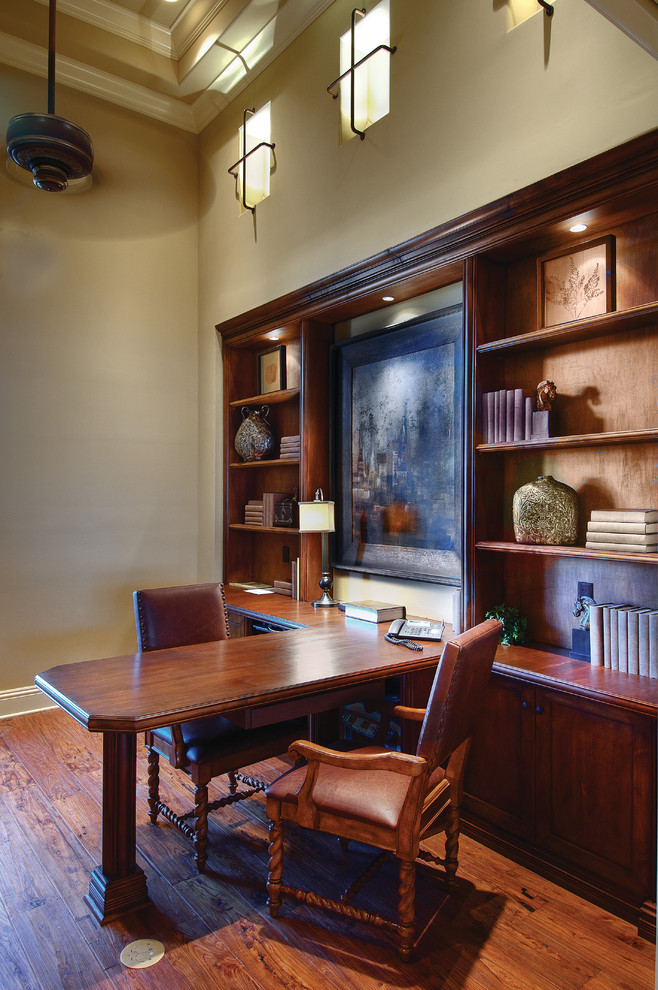 マイアミにある高級な広い地中海スタイルのおしゃれな書斎 (ベージュの壁、濃色無垢フローリング、暖炉なし、造り付け机) の写真