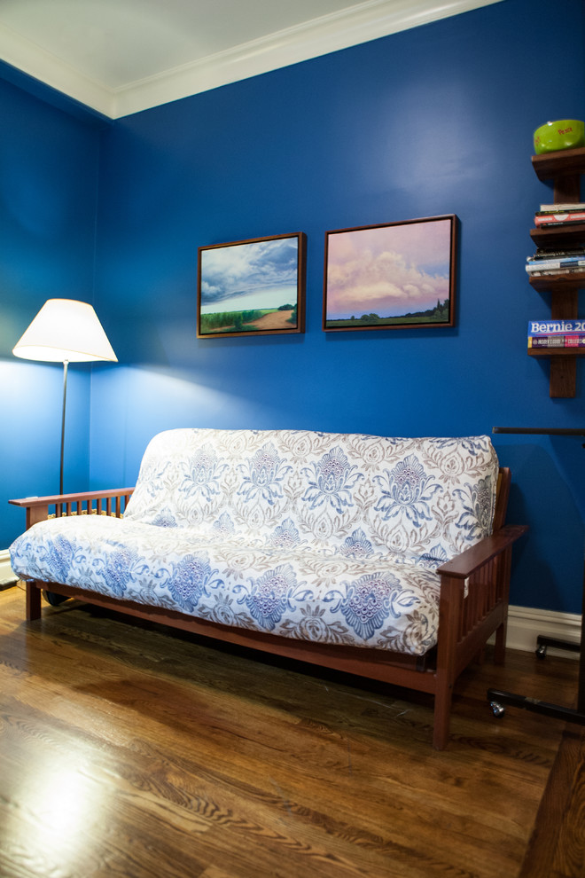 ニューヨークにあるお手頃価格の小さなエクレクティックスタイルのおしゃれな書斎 (青い壁、濃色無垢フローリング) の写真