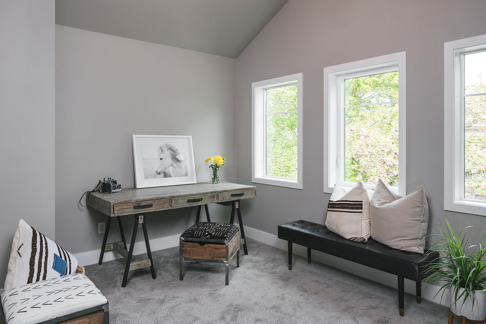 Mittelgroßes Landhaus Lesezimmer ohne Kamin mit grauer Wandfarbe, Teppichboden, freistehendem Schreibtisch und grauem Boden in Portland