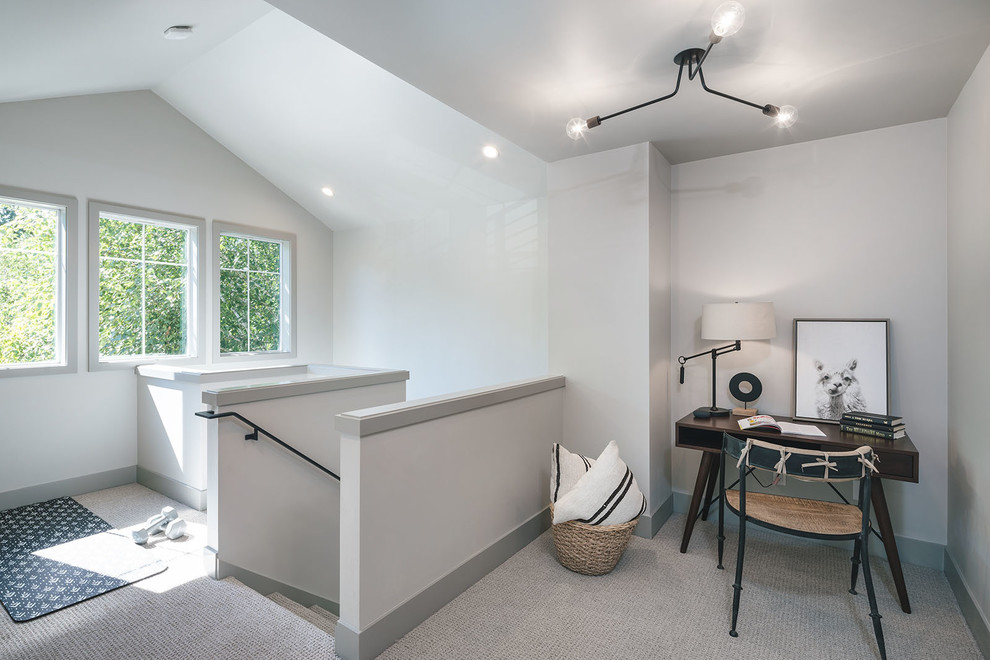 Aménagement d'un petit bureau classique avec un mur gris, moquette, un bureau indépendant et un sol beige.