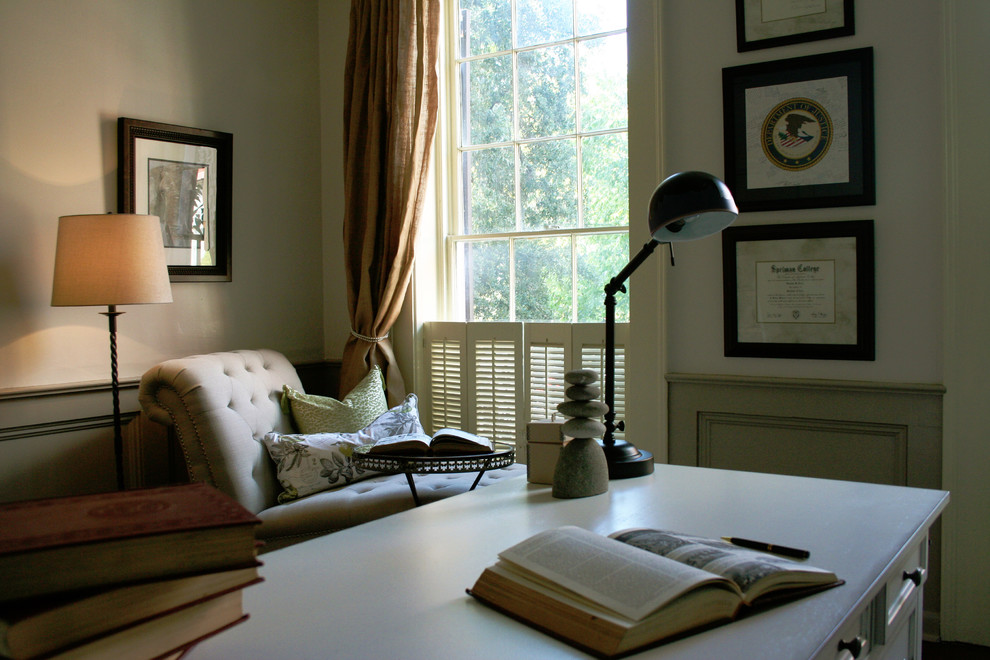 Foto på ett mellanstort vintage arbetsrum, med beige väggar, mellanmörkt trägolv och ett fristående skrivbord
