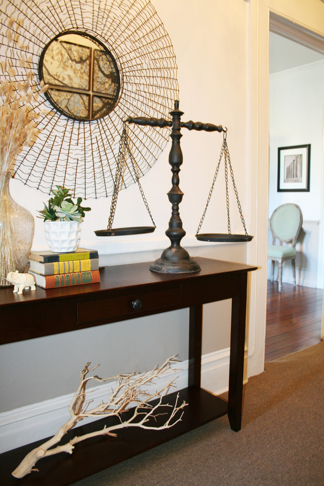 Inspiration för ett mellanstort vintage arbetsrum, med beige väggar, mellanmörkt trägolv och ett fristående skrivbord